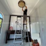 Tâm Phát thi công tỉ mỉ từng chi tiết trong phòng thờ.