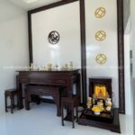 Bàn thờ đứng lớn đi kèm bàn cơm nhỏ tiện lợi.