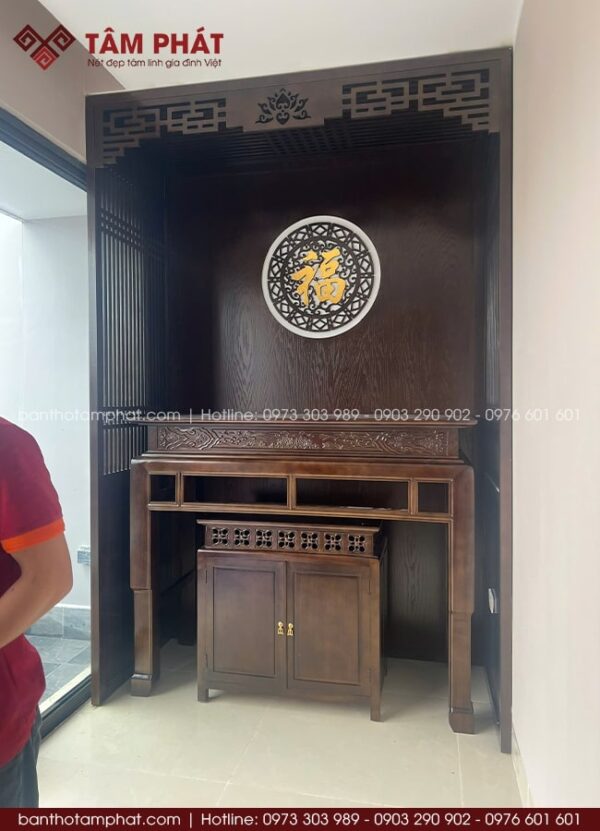 Bàn thờ gỗ tự nhiên có độ bền cao, kích thước đa dạng.