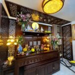 Phòng thờ kết hợp tủ kệ tiện dụng, giữ không gian gọn gàng và đẹp mắt.