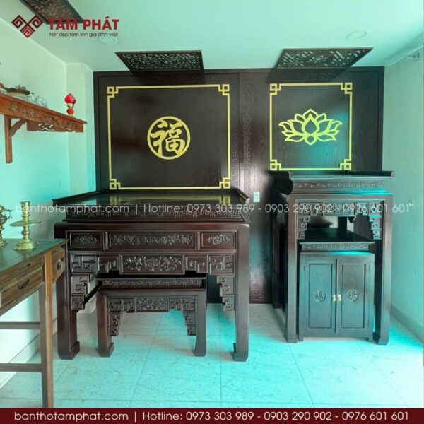 Phòng thờ BT-1677 bố trí 2 bộ bàn đứng riêng biệt.