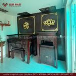 Ốp hậu kín trang trí đơn giản, nổi bật với viền góc và họa tiết trang trí nhũ vàng.