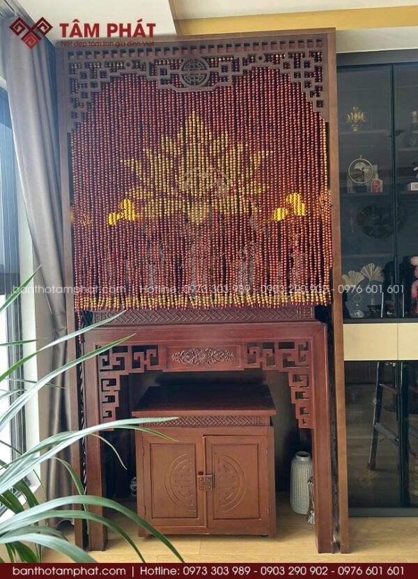 Phòng thờ vách ngăn kèm rèm hạt gỗ hoa sen mẫu BT-1692