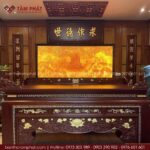 Từng chi tiết sen vàng được khắc tỉ mỉ trên nền gỗ tự nhiên có độ bền cao, lựa chọn kỹ càng.