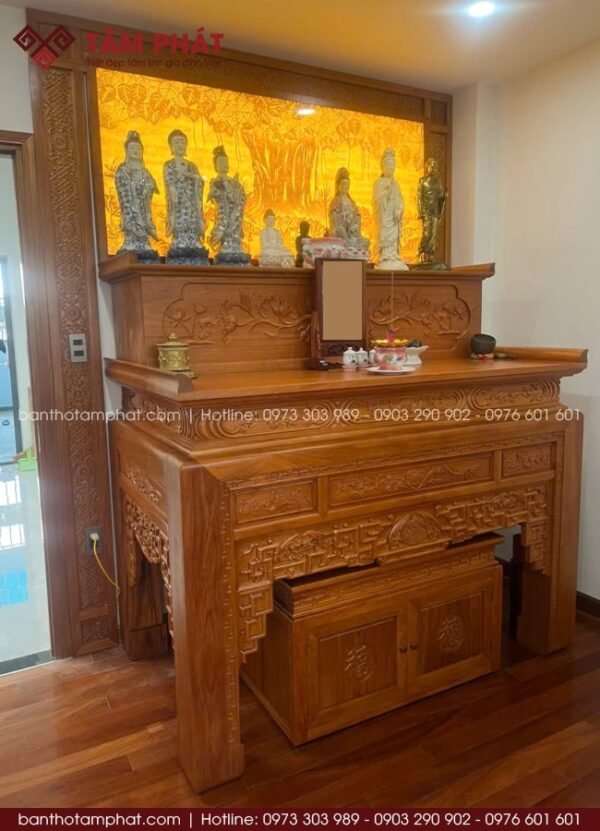 Bên dưới thờ Gia Tiên, cấp cao hơn thờ Phật - bài trí rất tiện lợi, lại chuẩn phong thủy, tránh phạm húy đến thần linh.