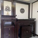 Bàn thờ Phật cao hơn bàn thờ Gia Tiên, tách biệt, chuẩn phong thủy.