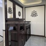 Bộ đôi 2 bàn thờ đứng triện sen, chạm khắc tinh tế, dẫn đầu xu hướng bàn thờ hiện đại.