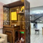 Phòng thờ đồng bộ màu óc chó xanh kết hợp ánh sáng vàng dịu từ tranh trúc chỉ, mang lại cảm giác an yên, viên mãn cho toàn bộ không gian thờ.