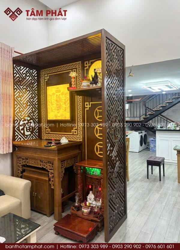 Phòng thờ đồng bộ màu óc chó xanh kết hợp ánh sáng vàng dịu từ tranh trúc chỉ, mang lại cảm giác an yên, viên mãn cho toàn bộ không gian thờ.