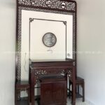 Không gian thờ được bố trí gọn gàng trong hốc tường, mang lại cảm giác trang nghiêm mà vẫn tinh tế, hiện đại.