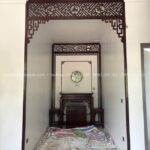Thiết kế tinh gọn trong hốc tường giữa 2 không gian - giúp tối ưu diện tích mà vẫn giữ được sự trang nghiêm cần có của không gian thờ tự.