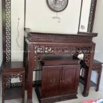 Bàn thờ gỗ tự nhiên xử lý kỹ bề mặt, phủ bóng nhẹ - đáp ứng đầy đủ nhu cầu thờ tự của gia chủ.