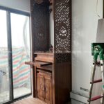 Bàn thờ thiết kế cao ráo, gọn gàng, có ngăn kéo trước mặt tiện lợi.
