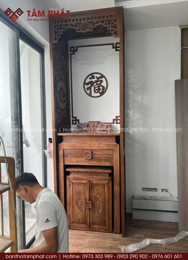 Phần hậu bàn thờ được tạo điểm nhấn với chữ “Phúc” nổi bật, mang ý nghĩa bình an, may mắn cho gia chủ.