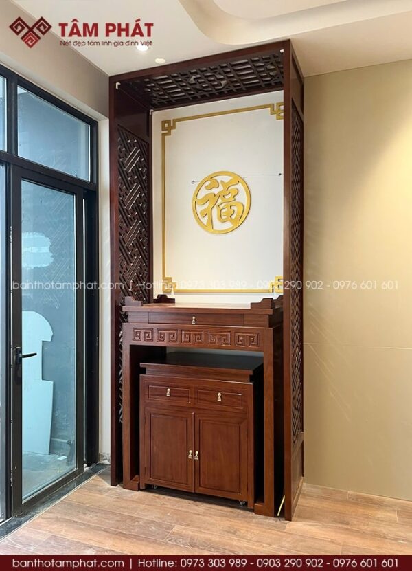 Không gian thờ bố trí hài hòa tại phòng khách.