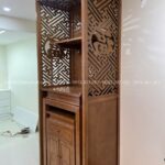 Vách ngăn CNC thoáng, khung sồi chắc chắn, tách biệt giữa 2 không gian.