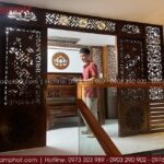 Nhờ thiết kế cửa trượt ngang, gia chủ dễ dàng đóng lại khi hành lễ, tạo không gian thờ kín đáo, tĩnh tại.
