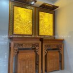 Thiết kế mở trên không gian gác lửng, sử dụng hai bàn thờ đứng đồng bộ chất liệu gỗ sồi tự nhiên.