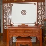 Sự kết hợp hài hòa giữa phong cách truyền thống và hơi thở hiện đại giúp không gian thờ trở nên tinh tế, ấm cúng.