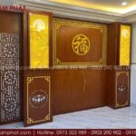 Hai bên là cặp tranh trúc chỉ hoa sen vừa trang trí vừa tạo nên sự cân đối, trang nghiêm.