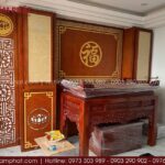 Không gian thờ mang đậm hơi thở truyền thống Việt với bàn thờ đứng chạm khắc tinh xảo, chất liệu gỗ tự nhiên bền đẹp theo năm tháng.