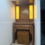 Ốp hậu kết hợp với tranh trúc chỉ hoa sen ánh vàng linh thiêng.