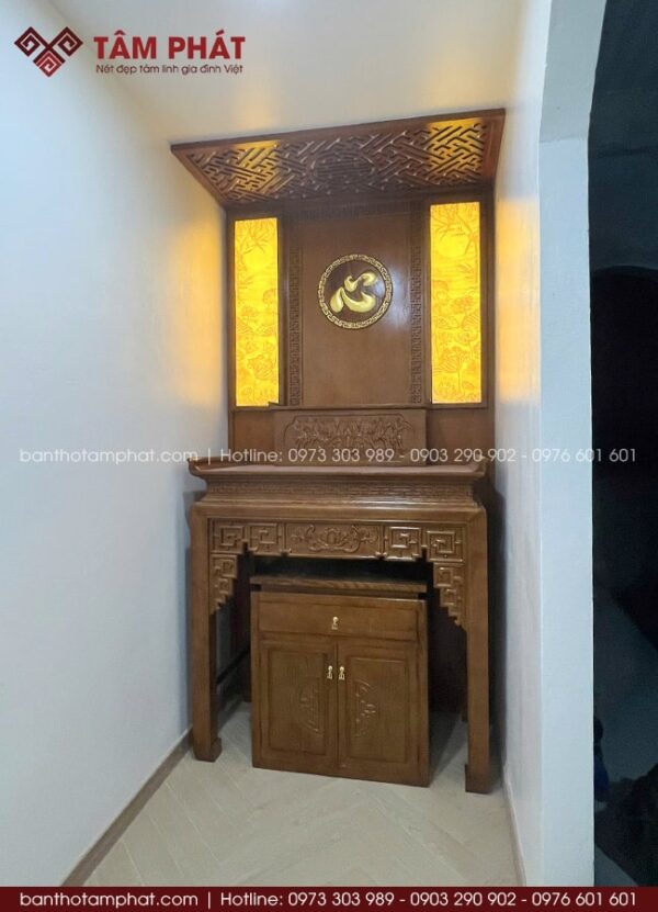 Ốp hậu kết hợp với tranh trúc chỉ hoa sen ánh vàng linh thiêng.