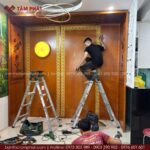 Mọi đường nét đều được hoàn thiện kỹ, thể hiện lòng thành kính của gia chủ dành cho bề trên.