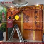 Bộ 3 bàn thờ đồng bộ giúp phân tách rõ ràng không gian thờ Phật, thờ Gia Tiên và thờ Thần Tài.