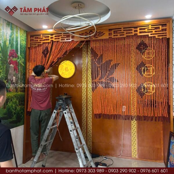Bộ 3 bàn thờ đồng bộ giúp phân tách rõ ràng không gian thờ Phật, thờ Gia Tiên và thờ Thần Tài.