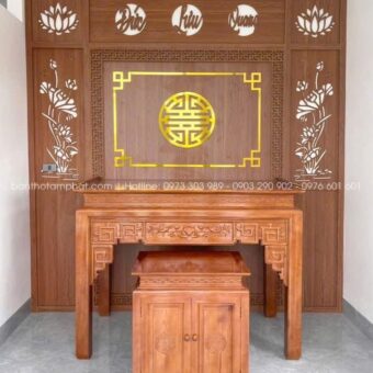 Các mảng gỗ được xử lý tinh tế, kết hợp hoa văn truyền thống giúp phòng thờ luôn hài hòa, ấm cúng và đầy tính nghệ thuật.