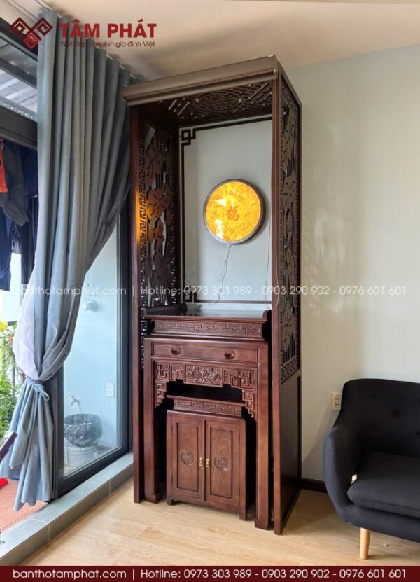 Đường nét bàn thờ được gia công tỉ mỉ, bo cạnh mềm mại, an toàn và thẩm mỹ cho không gian thờ tự.