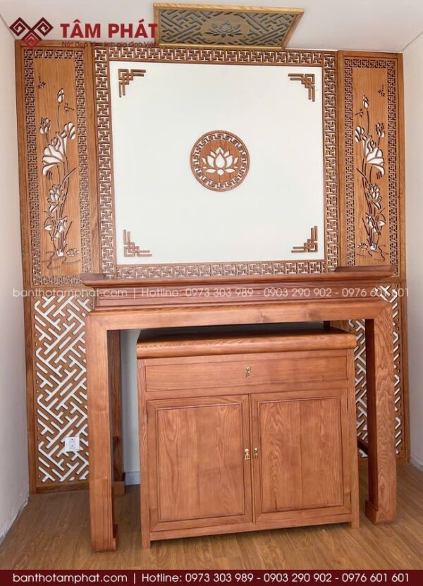 Trang trí ốp hậu MDF đối xứng hài hòa, tăng giá trị thẩm mỹ cho phòng thờ.