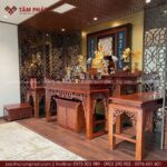 Đường nét bàn thờ triện cổ tinh tế, sắc gỗ ấm sang.