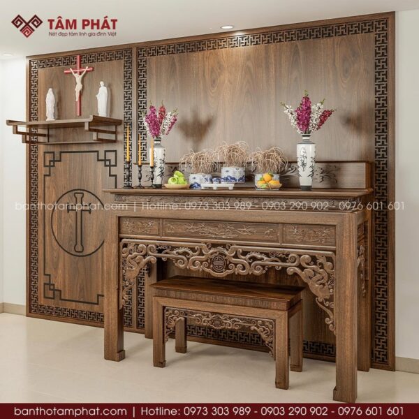 Bàn thờ đứng thờ Gia Tiên, kệ thờ treo thờ Thiên Chúa.