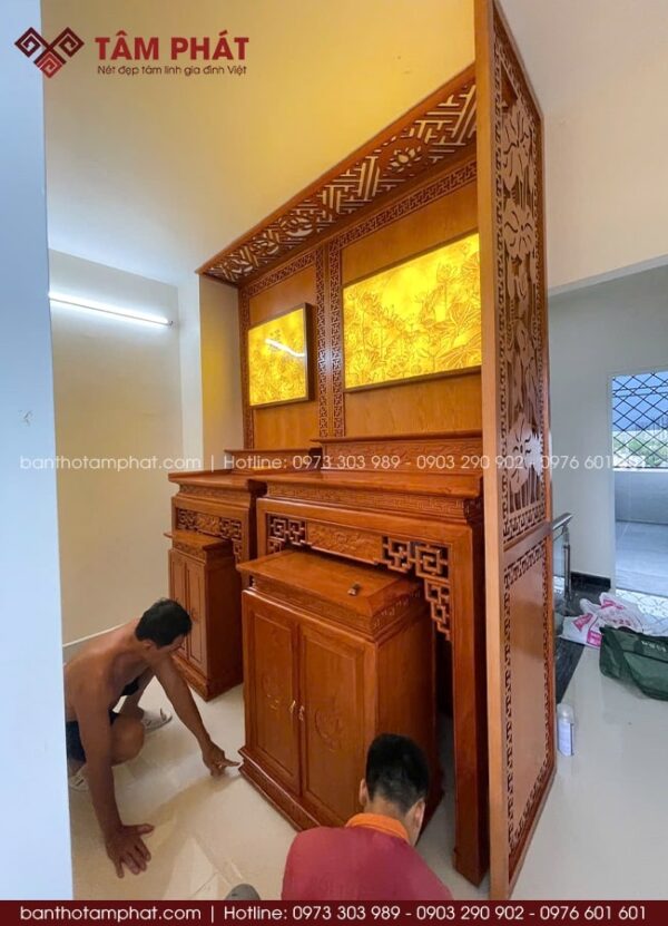 Bàn thờ Phật luôn được đặt cao hơn bàn thờ Gia Tiên, thể hiện sự tôn kính tối thượng đối với Tam Bảo.