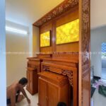 Hai bàn đặt hợp lý, không chồng lấn, bảo đảm sự rõ ràng trong không gian thờ tự.