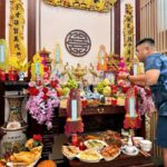 Cúng Đầu Năm Cần Chuẩn Bị Gì? Cúng Đầu Năm Là Gì? Cúng đầu năm là nghi lễ được thực hiện vào những ngày đầu của năm mới âm lịch, thường sau thời khắc giao thừa. Đây là dịp để gia đình dâng hương, lễ vật lên bàn thờ gia tiên, bàn thờ Phật hoặc các không gian thờ cúng trong nhà, với mong muốn cầu bình an, sức khỏe, tài lộc và sự thuận hòa cho cả năm. Nghi lễ cúng đầu năm không đặt nặng sự cầu kỳ, mà đề cao sự thành tâm, gọn gàng và trang nghiêm. Dù mỗi vùng miền có những nét khác nhau, nhưng ý nghĩa cốt lõi của lễ cúng vẫn là hướng về cội nguồn và giữ gìn nếp nhà truyền thống. Thời Điểm Tốt Để Cúng Đầu Năm Theo phong tục, thời điểm cúng đầu năm thường được thực hiện từ mùng Một đến mùng Ba Tết, tùy theo điều kiện và nếp sinh hoạt của từng gia đình. Nhiều gia đình chọn cúng vào sáng mùng Một để mở đầu năm mới, trong khi một số khác cúng vào mùng Hai hoặc mùng Ba với ý nghĩa tiếp nối sự may mắn. Về thời gian trong ngày, buổi sáng được xem là thời điểm phù hợp để cúng đầu năm, khi không gian yên tĩnh và tinh thần gia chủ thanh tịnh. Tuy nhiên, gia đình cũng có thể cúng vào buổi chiều, miễn sao giữ được sự trang nghiêm và chu đáo trong nghi lễ. Cúng Đầu Năm Nên Chuẩn Bị Những Đồ Dùng Gì? Khi cúng đầu năm, gia đình cần chuẩn bị lễ vật phù hợp với điều kiện và phong tục thờ cúng. Một mâm lễ cơ bản thường gồm hương, hoa tươi, đèn hoặc nến, trái cây, nước sạch hoặc trà. Tùy theo truyền thống từng gia đình, có thể chuẩn bị thêm mâm cỗ mặn hoặc mâm cỗ chay. Đối với bàn thờ gia tiên, lễ cúng thường mang tính sum họp, thể hiện sự đủ đầy. Với bàn thờ Phật, lễ cúng nên là đồ chay, thanh tịnh, tránh các lễ vật mang tính sát sinh. Quan trọng nhất là các vật phẩm được sắp xếp gọn gàng, sạch sẽ, phù hợp với không gian thờ cúng trong nhà. Lưu Ý Khi Cúng Thời Điểm Đầu Năm Mới Khi thực hiện lễ cúng đầu năm, gia đình cần lưu ý giữ không gian thờ cúng trang nghiêm, hạn chế ồn ào. Trước khi cúng, bàn thờ nên được lau dọn sạch sẽ, thay hoa tươi và sắp xếp lại đồ thờ cho ngay ngắn. Gia chủ khi thắp hương nên giữ tâm thế thành kính, ăn mặc chỉnh tề, đọc văn khấn rõ ràng, không cần quá dài. Việc cúng bái nên được thực hiện nhẹ nhàng, tránh làm lễ qua loa hoặc mang nặng hình thức. Hướng Dẫn Cúng Đúng Cách Tại Các Không Gian Thờ Trong Nhà Tùy theo từng gia đình, việc cúng đầu năm có thể được thực hiện tại bàn thờ gia tiên, bàn thờ Phật hoặc không gian thờ cúng chính trong nhà. Với nhà phố, bàn thờ thường được đặt tại phòng thờ riêng hoặc phòng khách. Với căn hộ chung cư, bàn thờ thường được bố trí gọn gàng, phù hợp diện tích nhưng vẫn đảm bảo sự trang nghiêm. Gia đình cần chú ý vị trí đặt bàn thờ, hướng bàn thờ và cách sắp xếp đồ thờ sao cho đúng phong tục. Việc bố trí bàn thờ phù hợp không chỉ giúp nghi lễ cúng đầu năm diễn ra thuận lợi, mà còn tạo cảm giác an tâm và ấm cúng cho cả gia đình trong suốt năm mới. Bàn Thờ Tâm Phát Đồng Hành Cùng Gia Đình Trong Các Nghi Lễ Thờ Cúng Với nhiều năm kinh nghiệm trong lĩnh vực bàn thờ và không gian thờ cúng, Bàn Thờ Tâm Phát luôn đồng hành cùng gia đình Việt trong việc chuẩn bị và thực hiện các nghi lễ truyền thống, đặc biệt là dịp đầu năm mới. Tâm Phát tư vấn chọn mẫu bàn thờ gia tiên, bàn thờ Phật, bàn thờ chung cư phù hợp với không gian sống, đồng thời hỗ trợ hướng dẫn cách cúng bái, trang trí và sắp xếp bàn thờ đúng phong tục. Một không gian thờ cúng được chuẩn bị chỉn chu không chỉ giúp lễ cúng đầu năm diễn ra trọn vẹn, mà còn góp phần giữ gìn giá trị tâm linh, thể hiện lòng thành kính và đạo hiếu của con cháu đối với ông bà tổ tiên trong suốt hành trình năm mới.