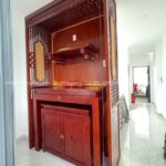 Thiết kế phòng thờ BT-1787 hiện đại với vách ốp kín đáo, thẩm mỹ cao.