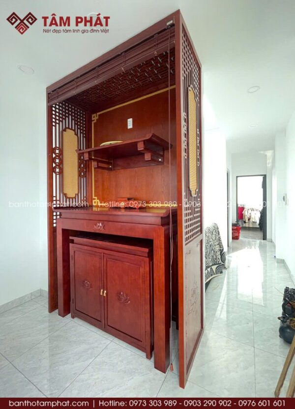 Hệ vách ngăn họa tiết CNC phối mây sang trọng, là điểm nhấn làm nổi bật không gian thờ thêm phần trang nghiêm hơn.