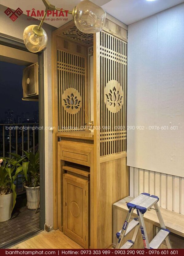 Vách ngăn cách hoa sen hiện đại, ngăn cách không gian thờ với không gian phòng khách, tạo sự trang nghiêm, kín đáo.