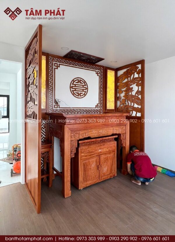 Phong cách phòng thờ mang nét đẹp sang trọng hiện đại, có chiều sâu nhờ kiểu trang trí hậu đẹp.