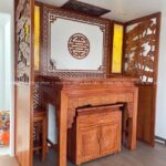 Phía sau bàn thờ được gắn cặp tranh trúc chỉ linh thiêng, vừa trang trí vừa thay thế đèn thờ thông thường.