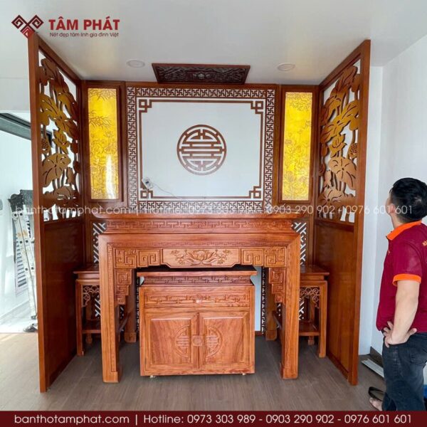 Bàn thờ Gia Tiên có mặt bàn rộng thoáng, kích thước chuẩn phong thủy, cân đối với không gian phòng thờ.
