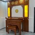 Sự kết hợp đẹp giữa bàn thờ và hệ ốp hậu sang trọng.