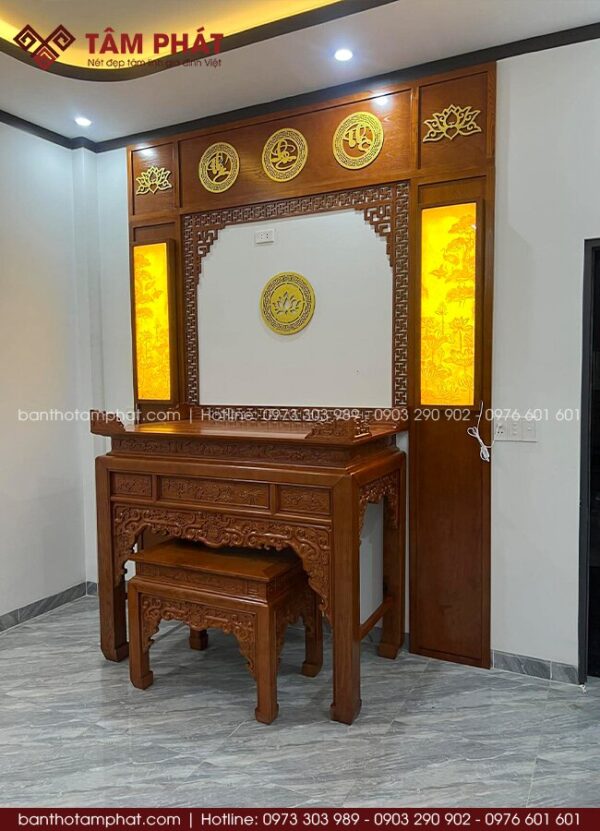 Sự kết hợp đẹp giữa bàn thờ và hệ ốp hậu sang trọng.