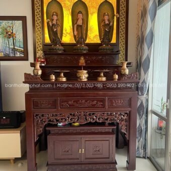 Sự kết hợp với mẫu tranh trúc chỉ ánh vàng sang trọng, thu hút năng lượng tốt, không gian thờ có hồn và linh thiêng hơn.