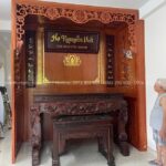 Tổng quan làm nổi bật với bộ hoành phi câu đối và sập thờ chính giữa.