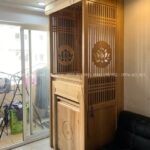 Mẫu phòng thờ BT-1806 sử dụng tone gỗ sồi sáng hiện đại, mang lại cảm giác nhẹ nhàng, sang và dễ hài hòa với nhiều kiểu nội thất nhà phố - chung cư hiện nay.
