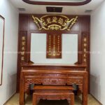 Hoa văn chạm khắc sắc nét, dát vàng nổi bật, tăng tính thẩm mỹ cho tổng thể không gian thờ.